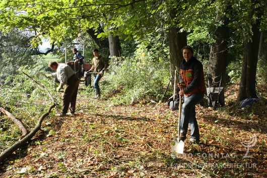 Arbeiten zur Wiederherstellung eines Wanderwegs durch den Schlosspark, Morawa 2012 (Bild: 4/9)